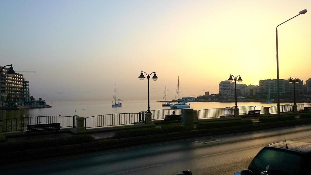 Spinola Seafront Apartment سانت جوليان الغرفة الصورة
